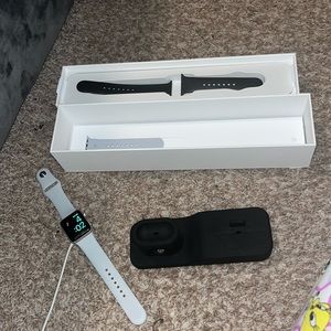 *Working *Apple iWatch Series 3! Holds Charge!